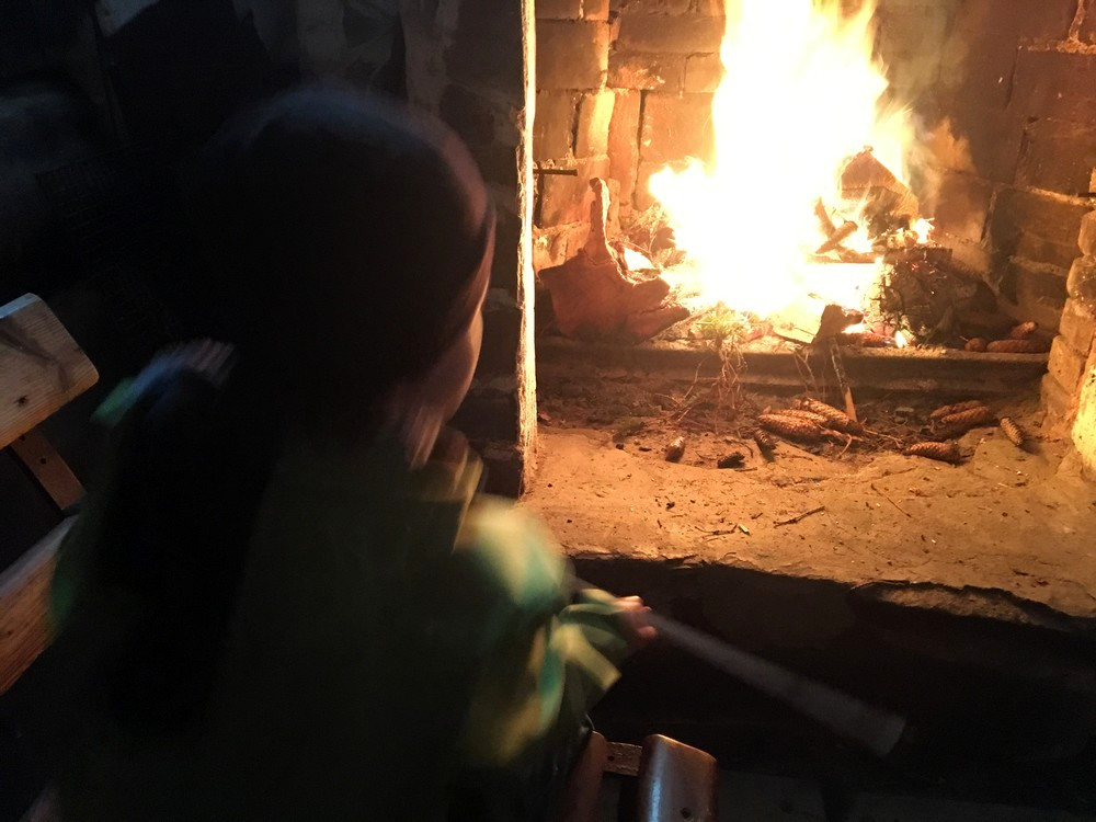 Oheň v krbu, magická věc