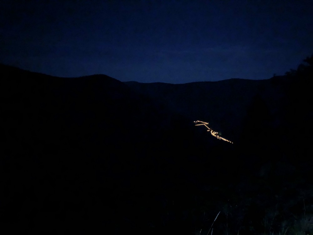 Vlevo problikává spodní nádrž