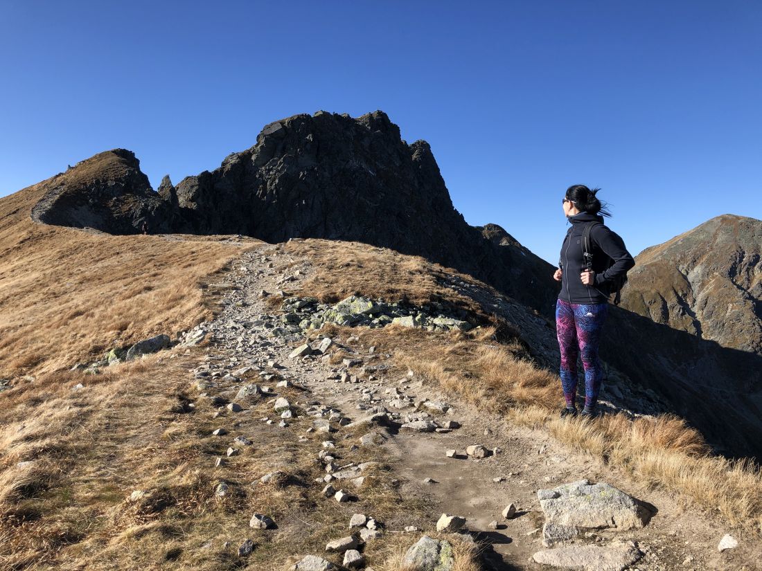 Po tom hřebínku vede značka