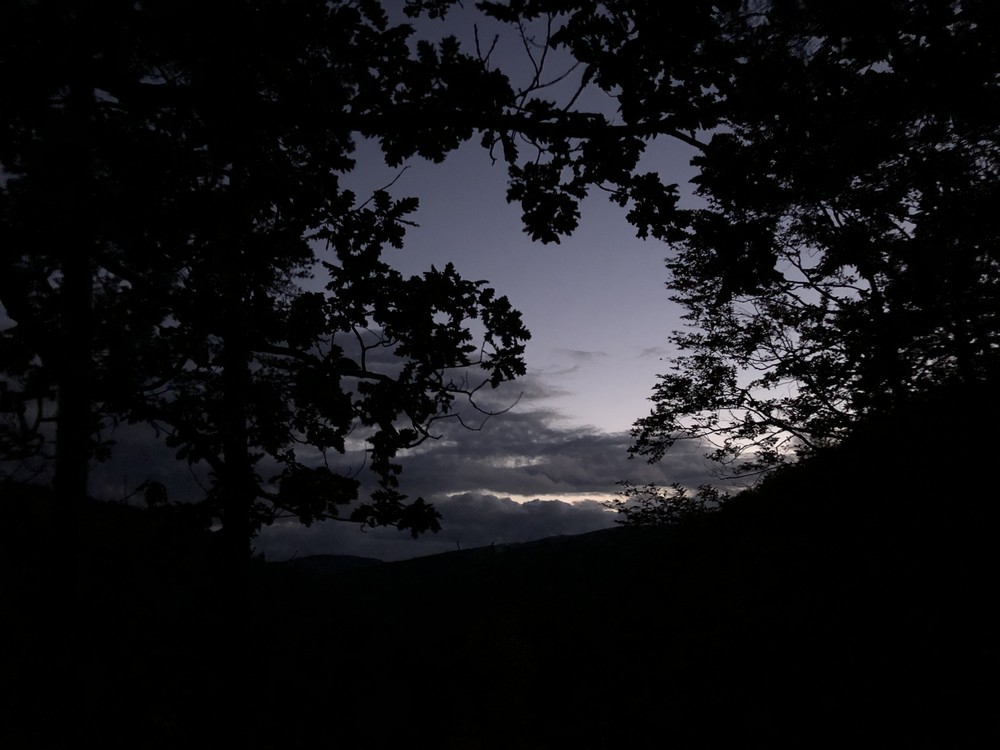 Právě zjišťuji, že nemám čelovku, poslední kilometr značím potmě.