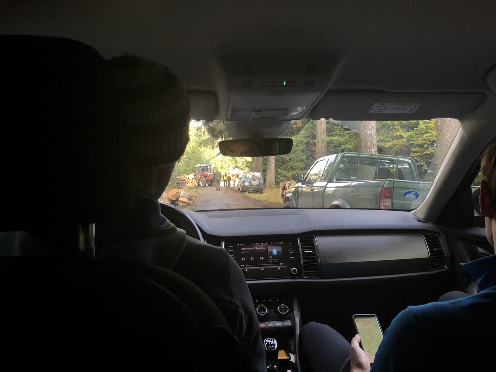 Cestou na Czernicu nás polští lesáci nechtěli pustit. Nakonec se ale slitovali.