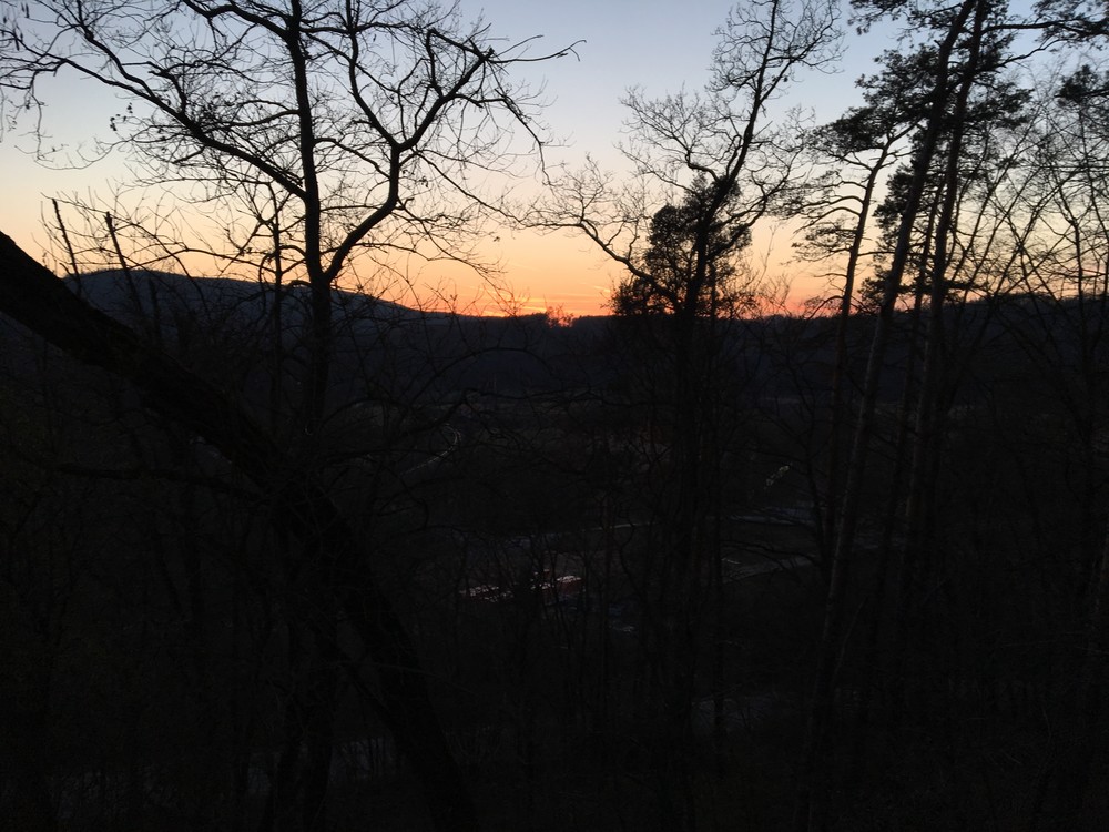 Poslední paprsky nad údolím Bobravy z kopce do Omic