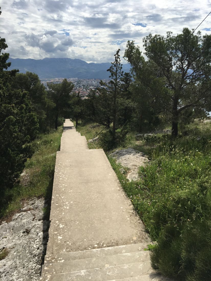 Po schodech na kopec nad městem