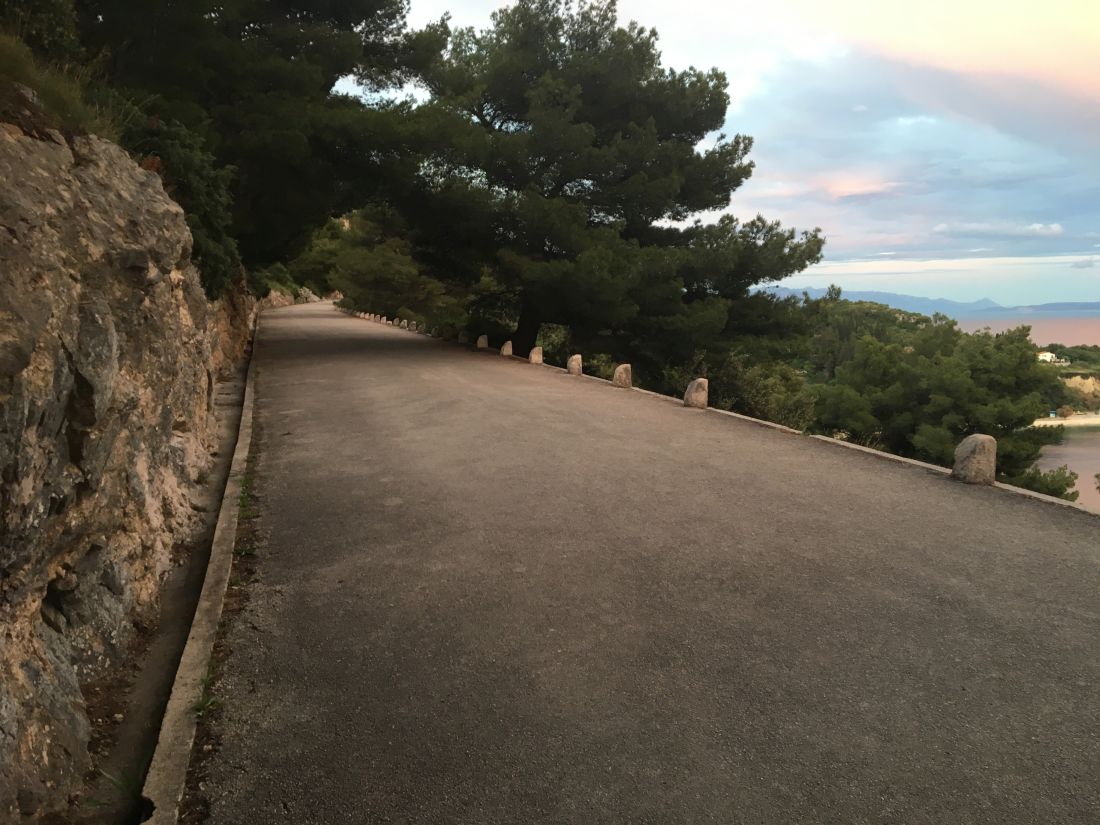 Silnička nahoru na Telegrin, auta sem nesmí