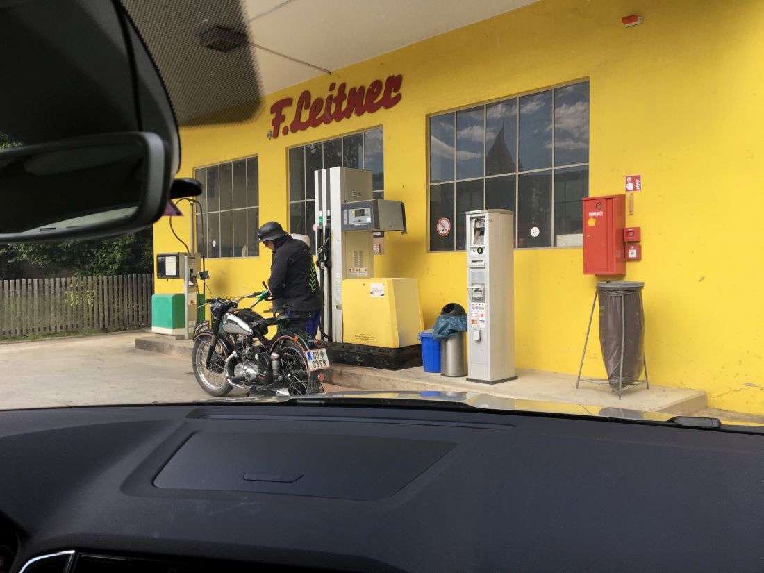 Zoufale jsme v kopcích hledali benzinku,