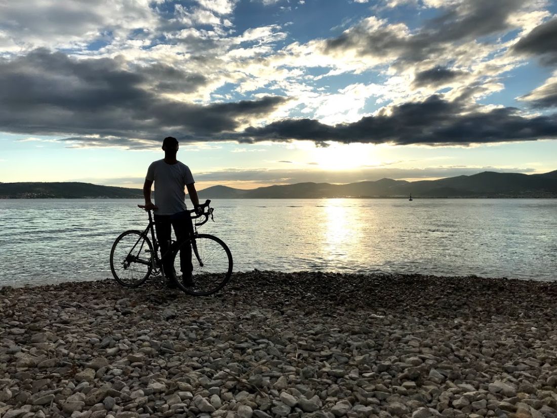 Je to fajn pocit stát s kolem na břehu moře