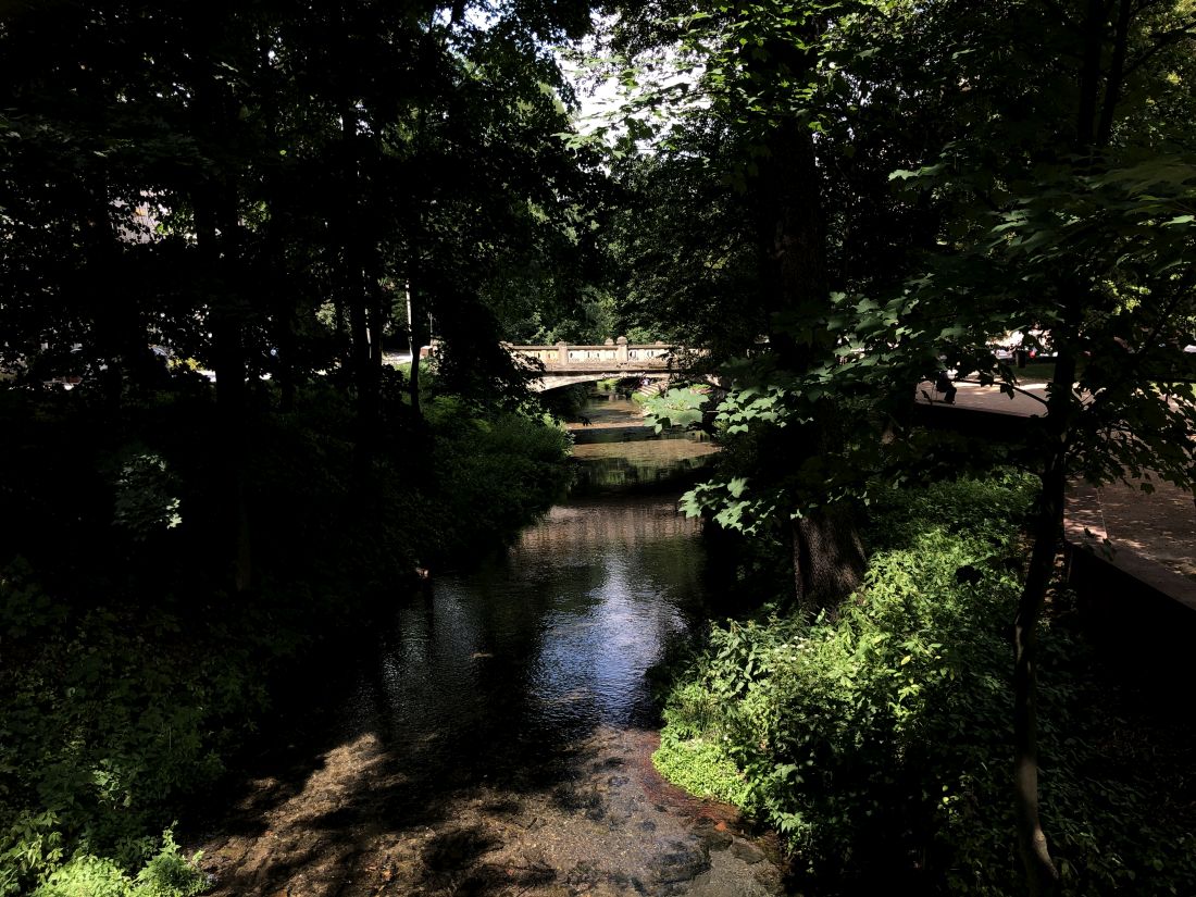 Procházka kolem vody k prvnímu hřišti