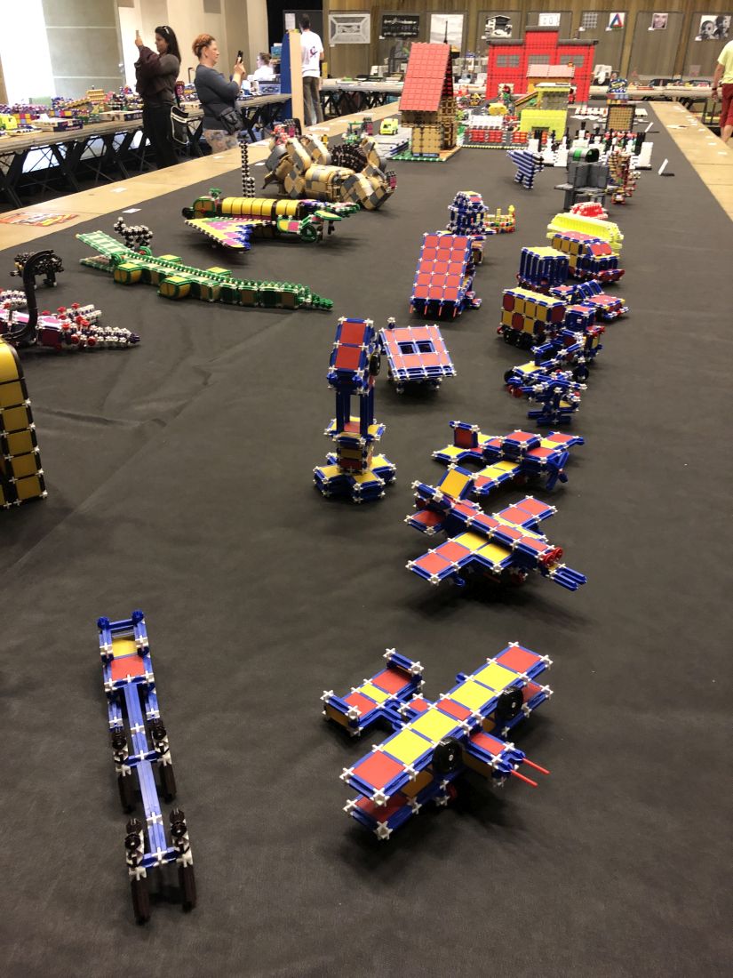 Na výstavě hraček. SEVA se vedle Lega moc nechytala