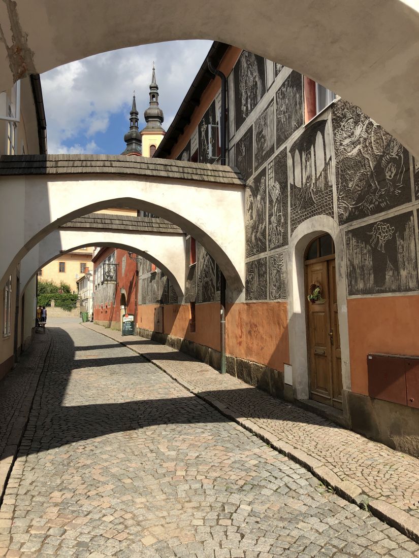 V uličkách kolem náměstí