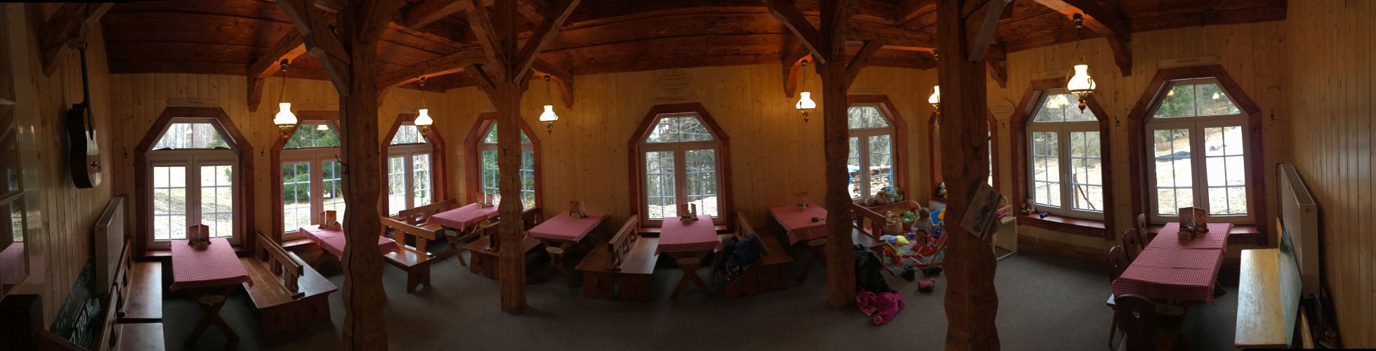 Krásný prázdný sál s dětským koutkem, samé dobroty, pohoda