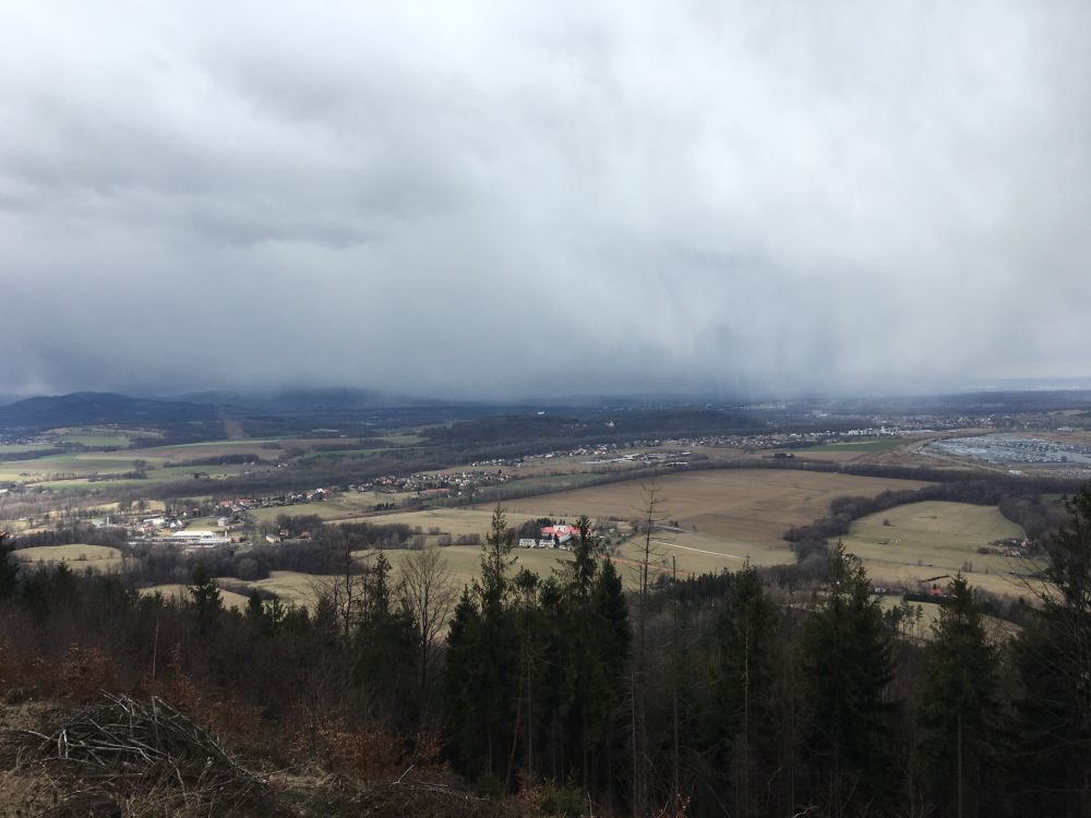 Blíží se déšť, dolů skoro běžíme