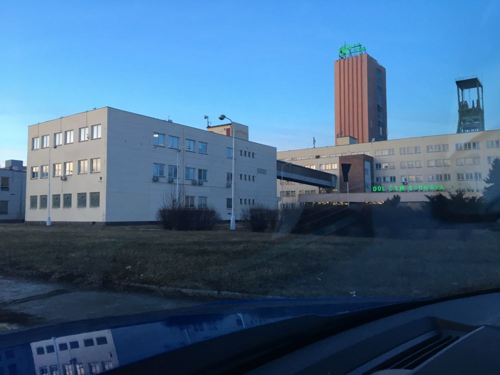 Výlet z kámošema do Karviné, děti usly v autě, projíždím se mezi doly