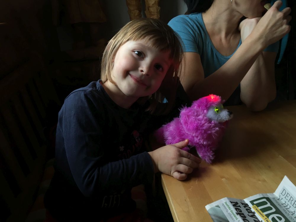 Adélka s pejskem, kterého dostala od své kámošky