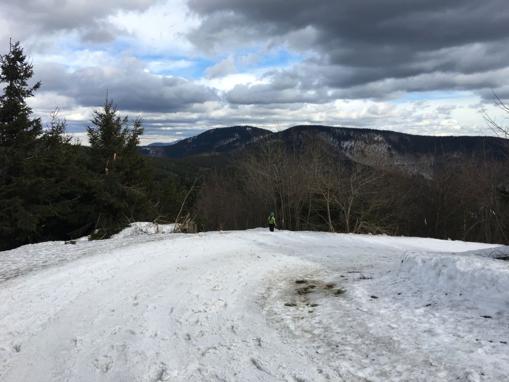 Matýsek, vzadu Kněhyně a Čertův mlýn, mé oblíbené hory a sedlo, ve kterém jsem párkrát spal