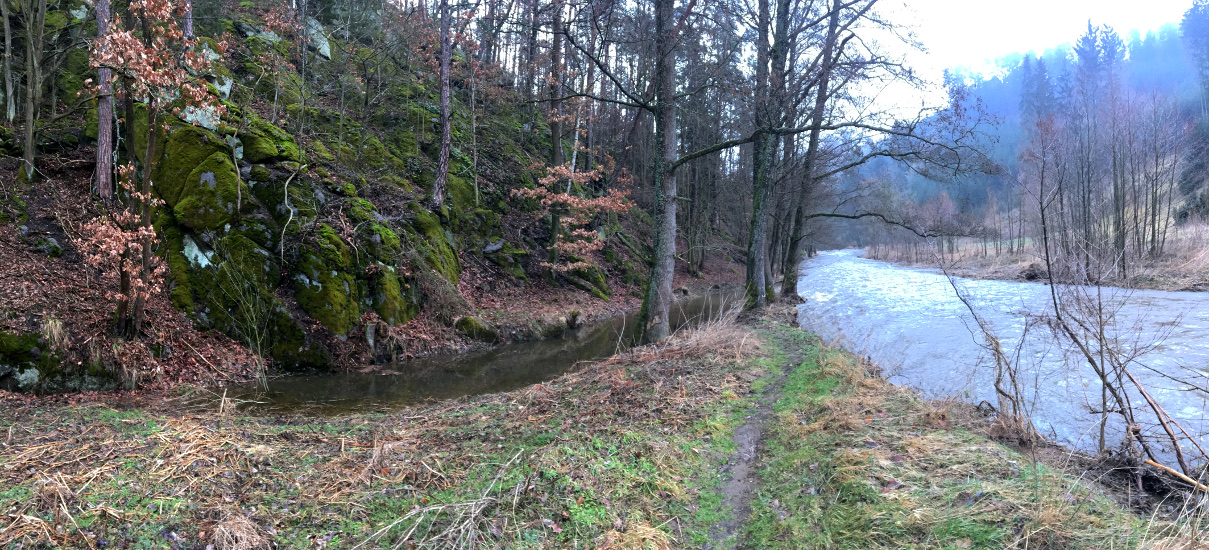 Tohle už byl oříšek, lezl jsem s kolem po těch skalkách