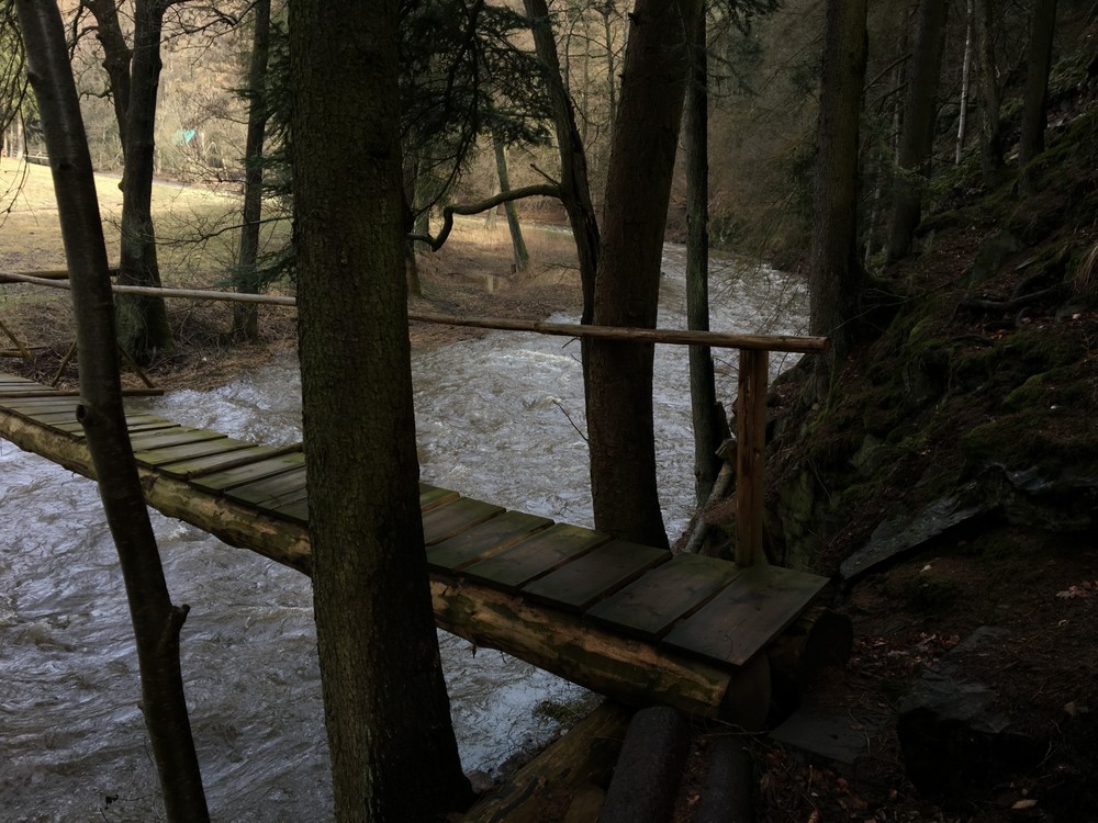 Jeden z mála mostků směrem k cestě, po které se dalo jet