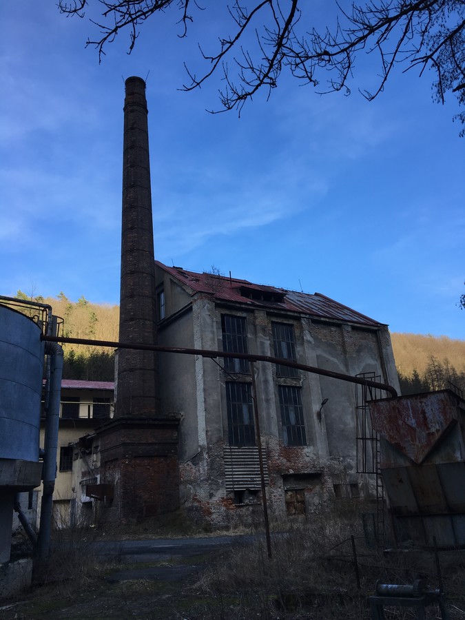 Tohle mě taky baví, stará fabrika někde v údolí u Borače