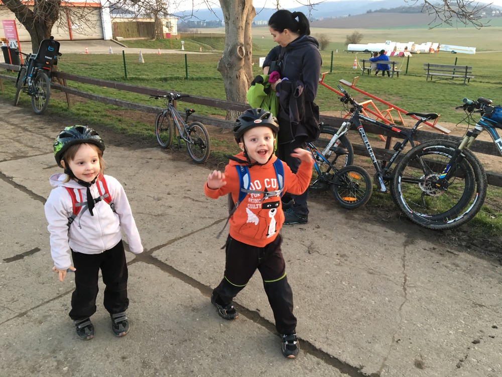 Na letišti jsem zastihl Maky s dětma