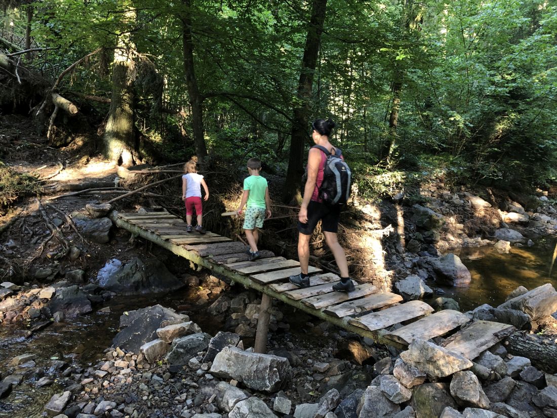 Výjimečně vede přes brod i mostek