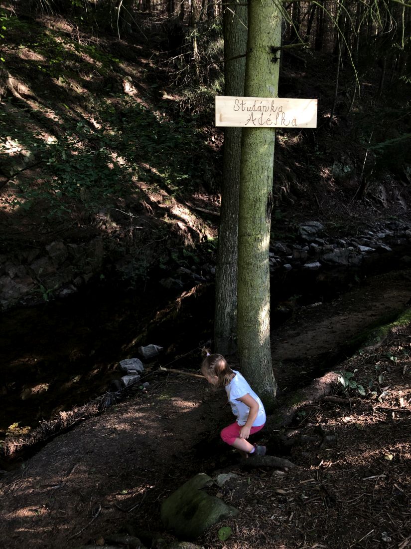 Adélka u své studánky