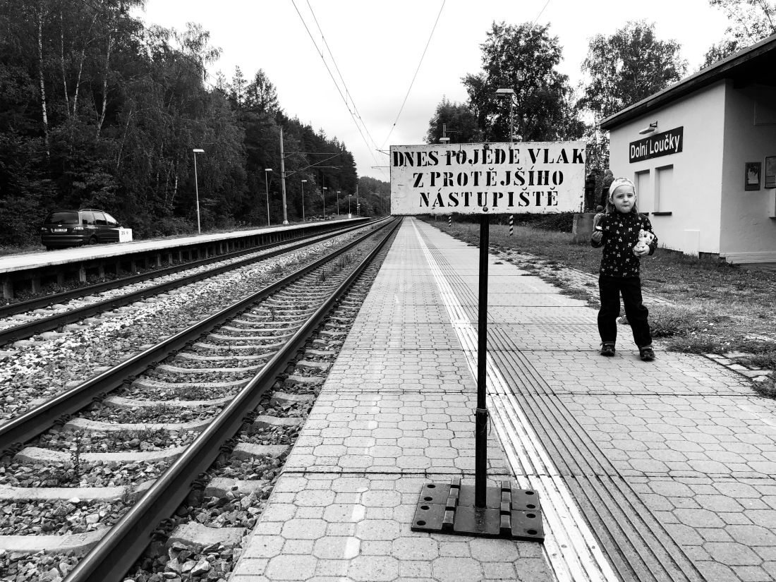 Před chvilkou ta cedule stála na druhé straně, než jsme podešli trať, přehodili ji sem.