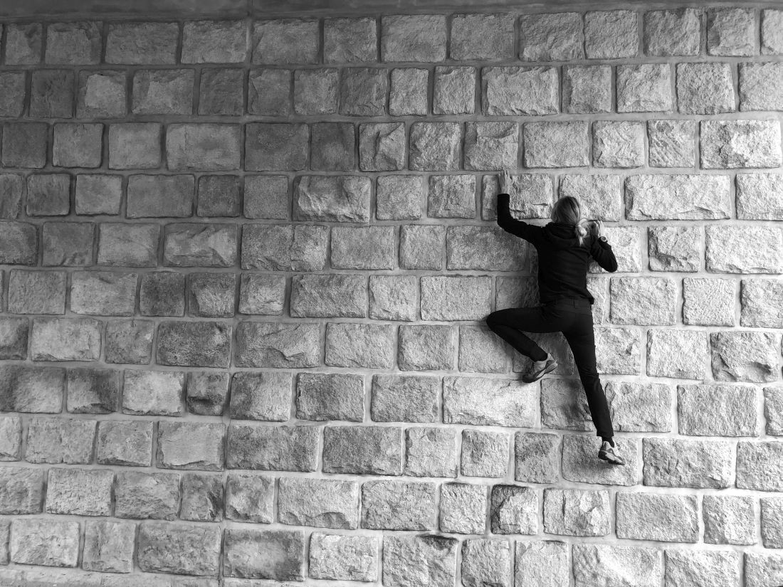 Jsme lezecká banda, bouldrujeme na pilíři pod tratí