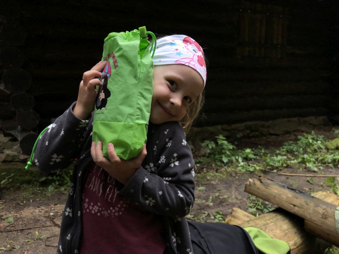 Áďa s improvizovanou panenkou (pláštěnka)