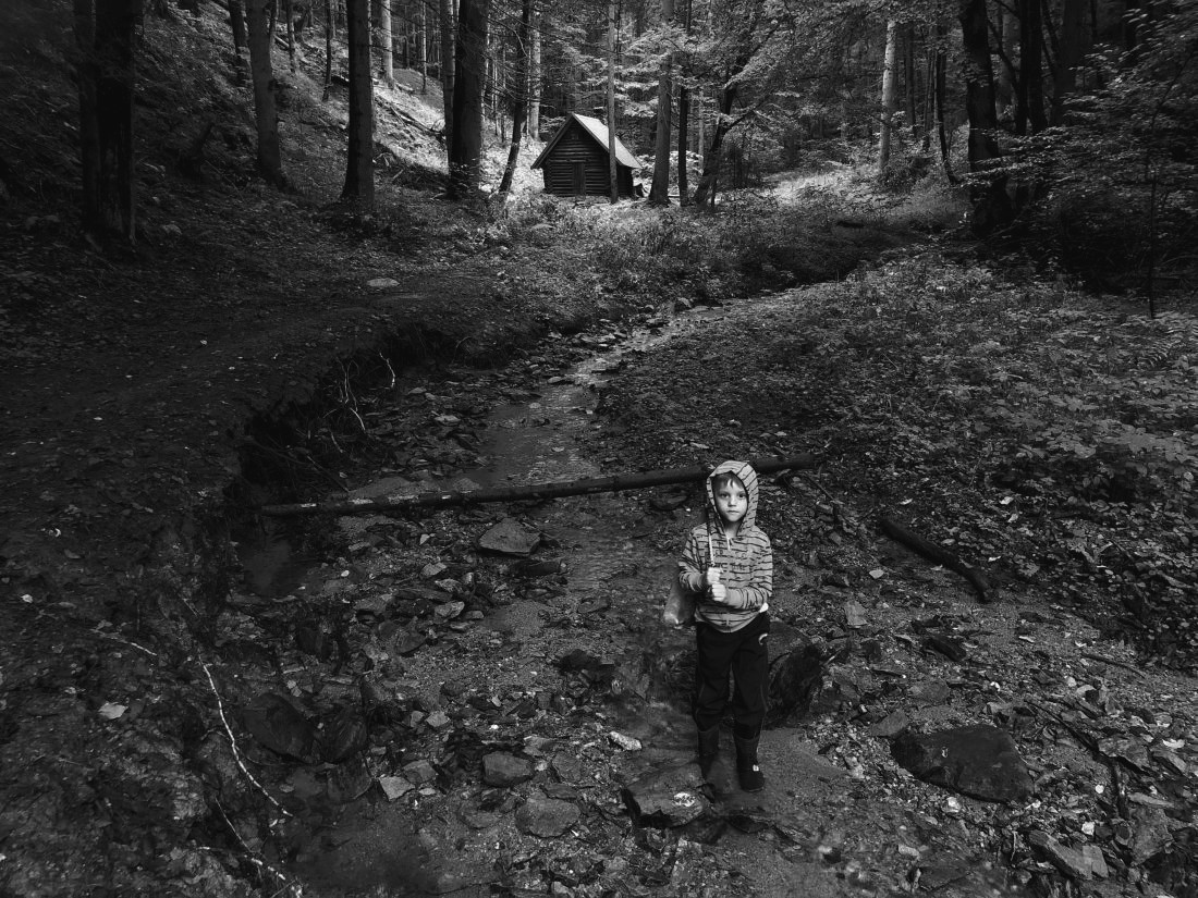 Spokojený Mates na odchodu, přes rameno pytlík s houbama