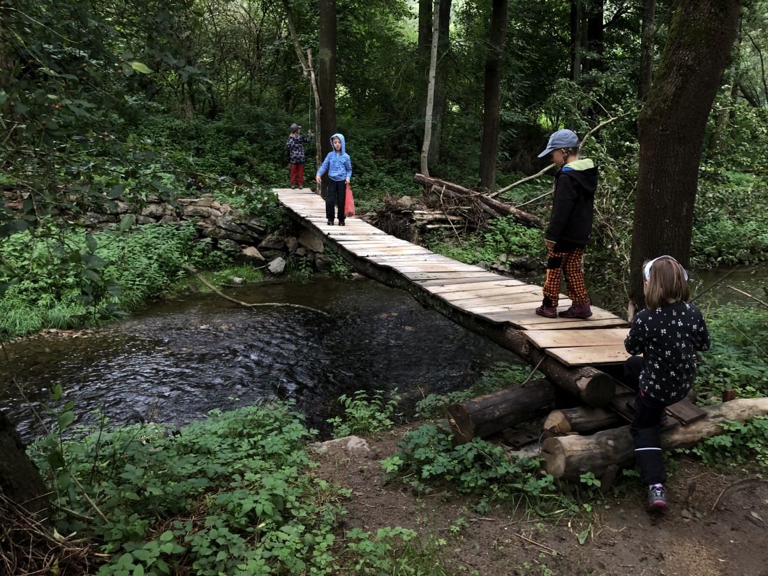 Jeden z mnoha přechodů přes Libochovku