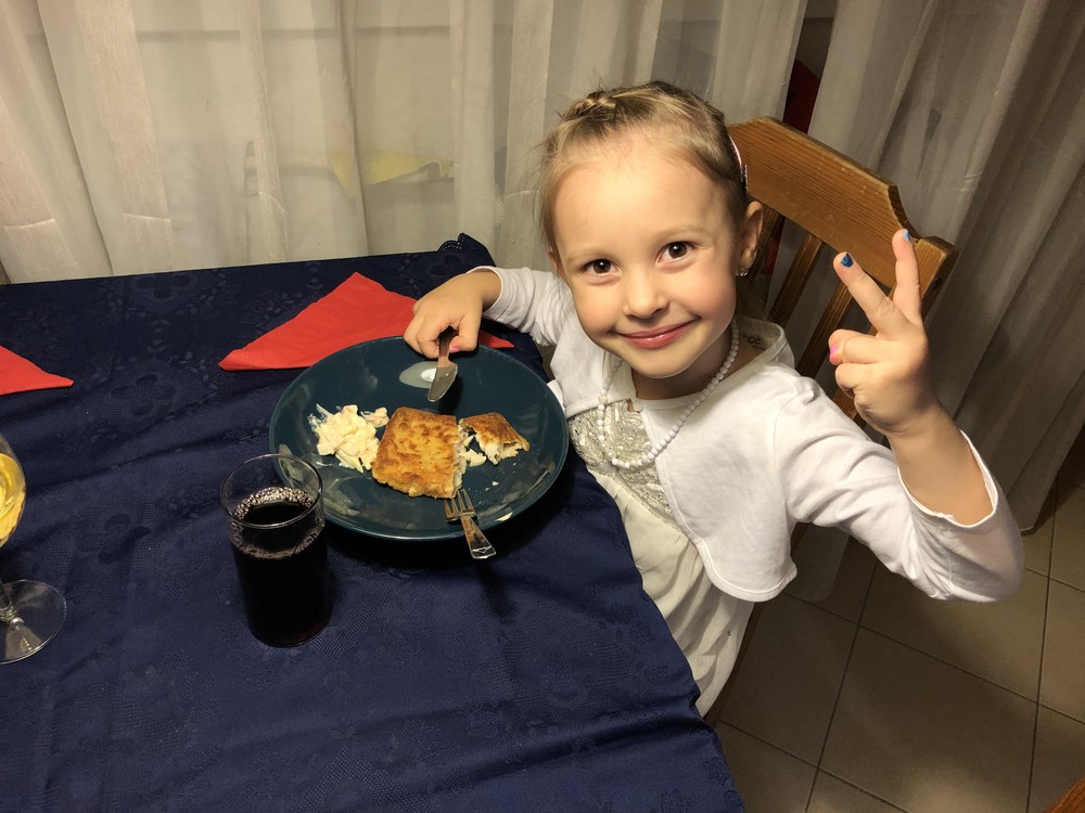 Adélka v bílých šatech