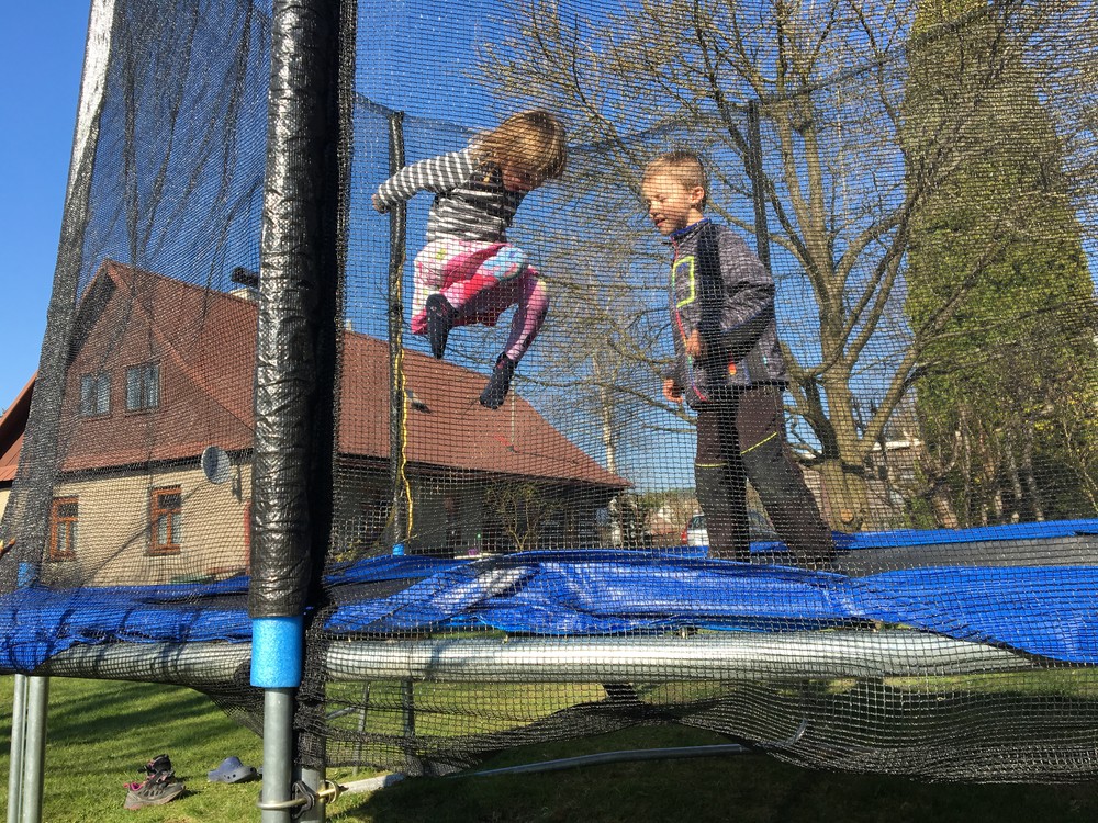 Trampolína stojí a je velkým hitem