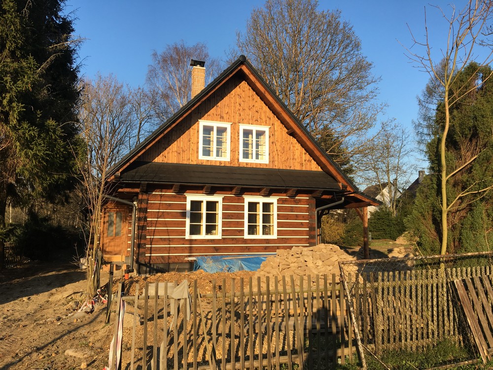 Chaloupka u potoka už stojí