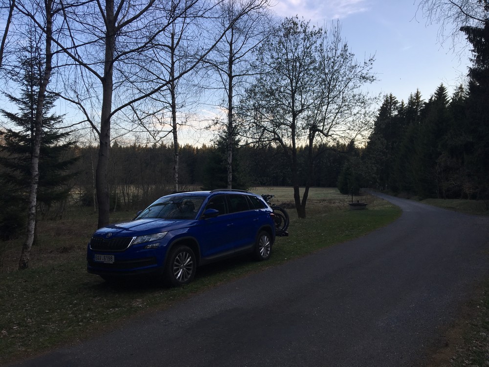 Auto a stojan na čtyři kola, super věc