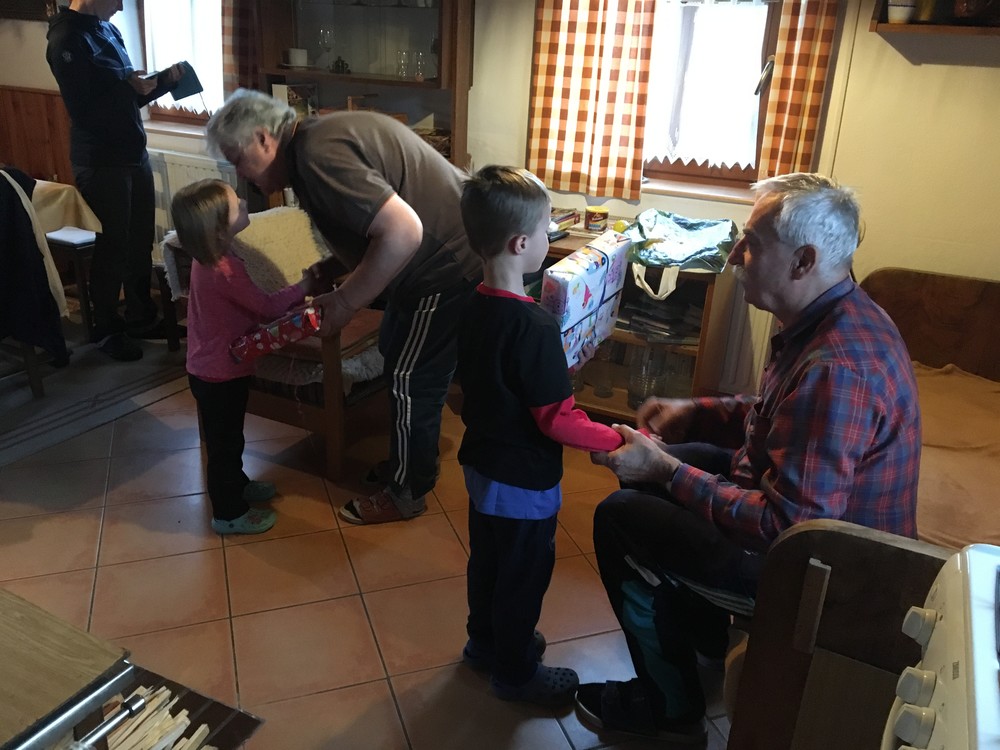 Babička s dědou přejou k narozeninám