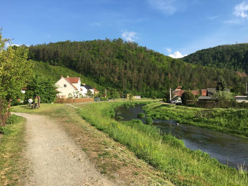 Cestou zpátky, jedeme tam mezi ty kopce