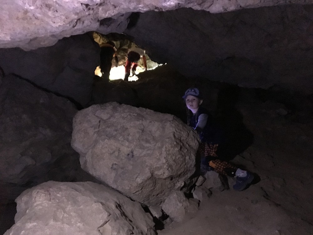 Kluci v samém konci jeskyně, Grétka se bojí (asi)