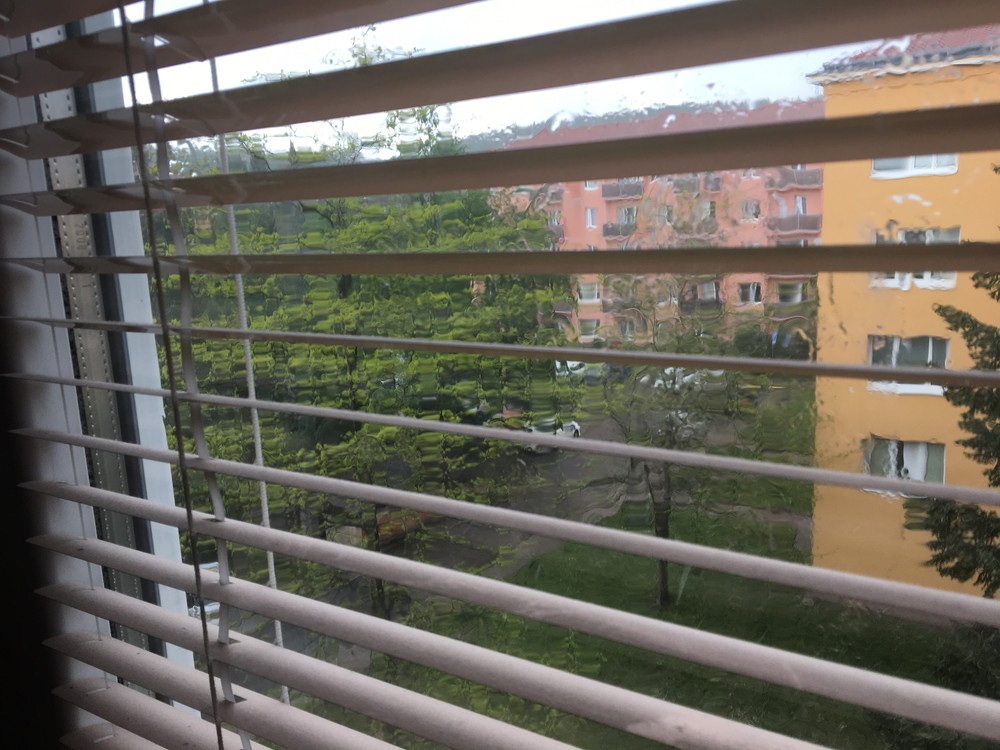 Azyl u Kámy, venku lije jak z konve