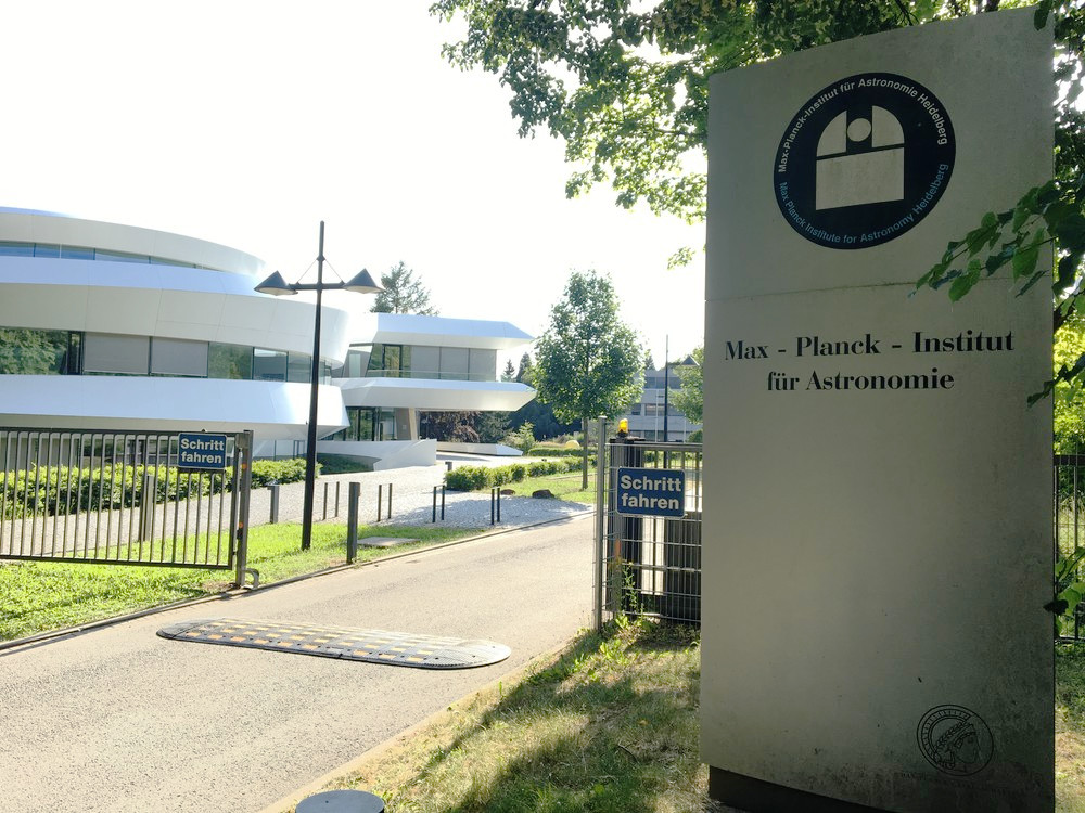 Vysoko na kopci v lesích, kousíček od nejvyššího místa. Tady by mě bavilo pracovat