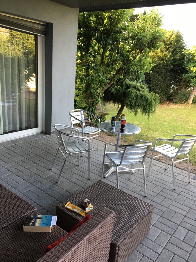 Lehátko, pivo, kola, oplatky, knížka, odpočinek až do tmy.