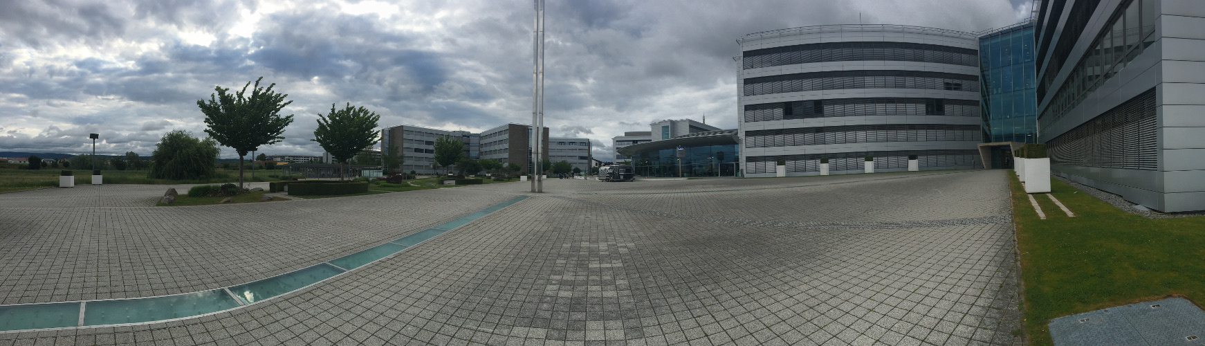 Zachmuřeno. V tom zeleném pruhu jezdí vlny, když po něm člověk chodí.