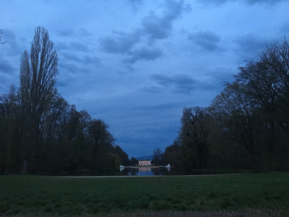 Zámeček ve Schwetzingen a vzadu, to světýlko na kopci, to je Konigstuhl, kde jsem byl včera