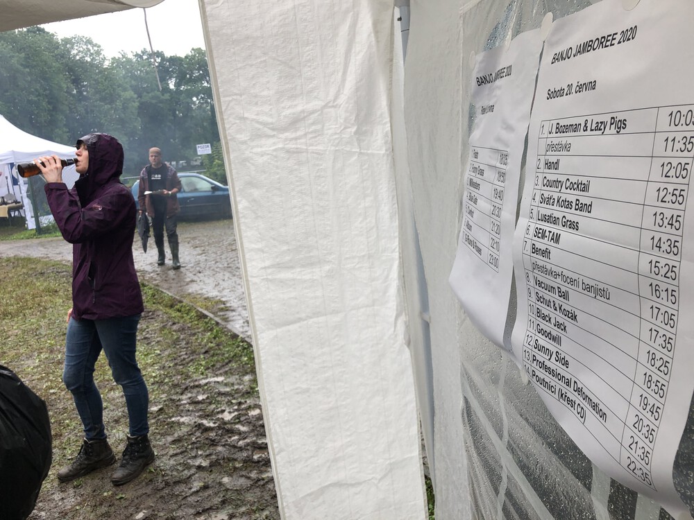 Hrajem 13:45, Loes si dává pivo (nealko)