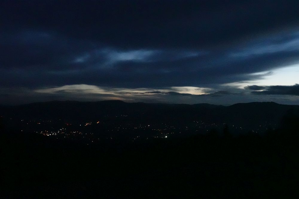 Jablunkovský průsmyk, vzadu hraniční hřeben