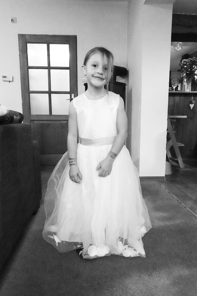 Adélka jako družička. Ty proužky na rukách jsou z filmu Jumaji 2.