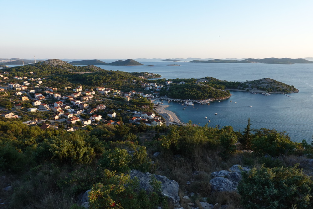 Drage, bydlíme v zátoce za těmi zelenými kopci