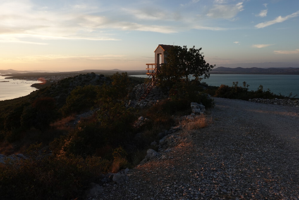 Vyhlídková bouda na kopci nad Drage