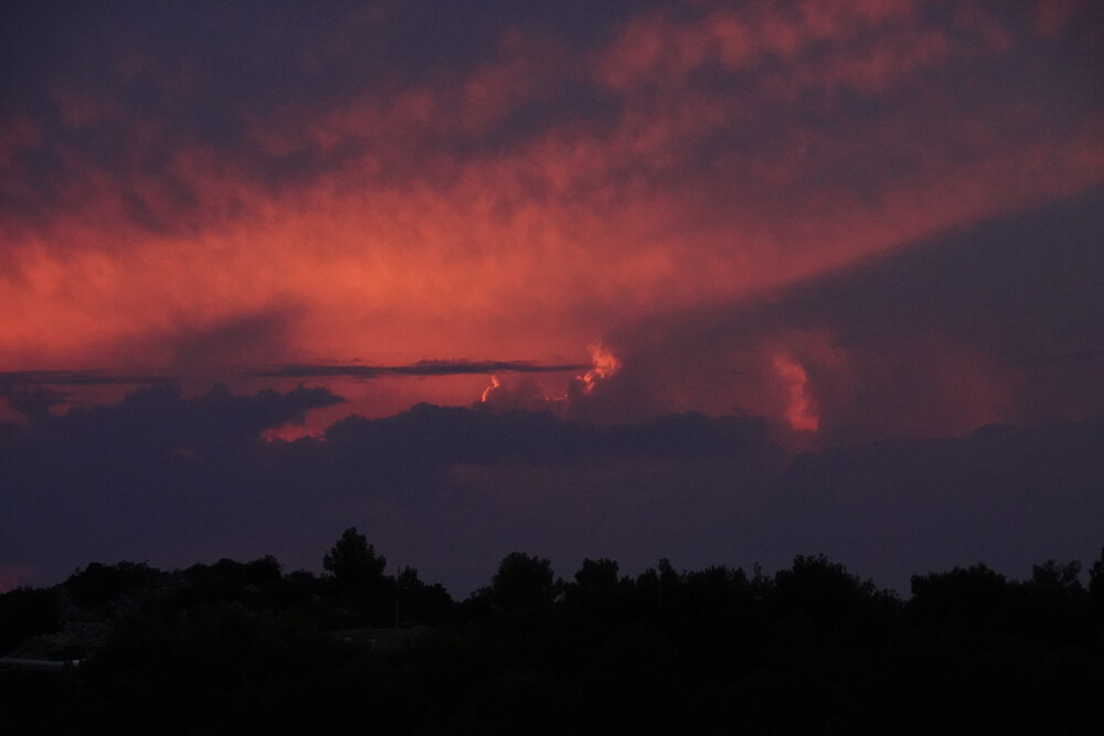 Večerní nebe a pak noční bouřka