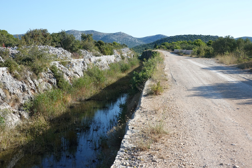 Kanál, který spojuje Vranské jezero s mořem