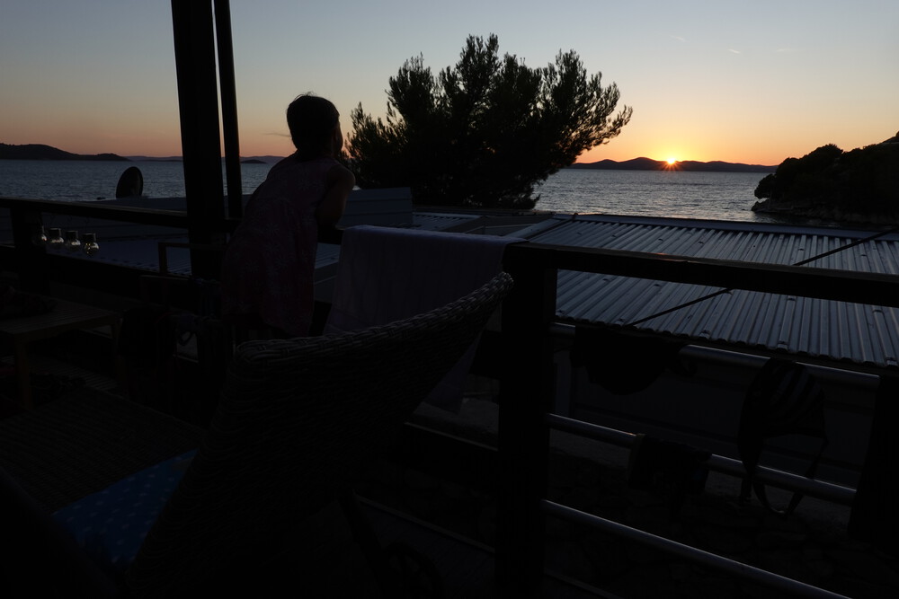 Z terasy pozorujeme západ slunce