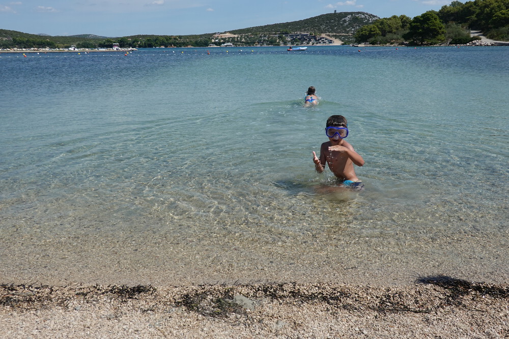 Murter - písčitá pláž začínala hned za kamínky. Nemohli jsme děti dostat z vody na kola. Byla to dlouhá přestávka.